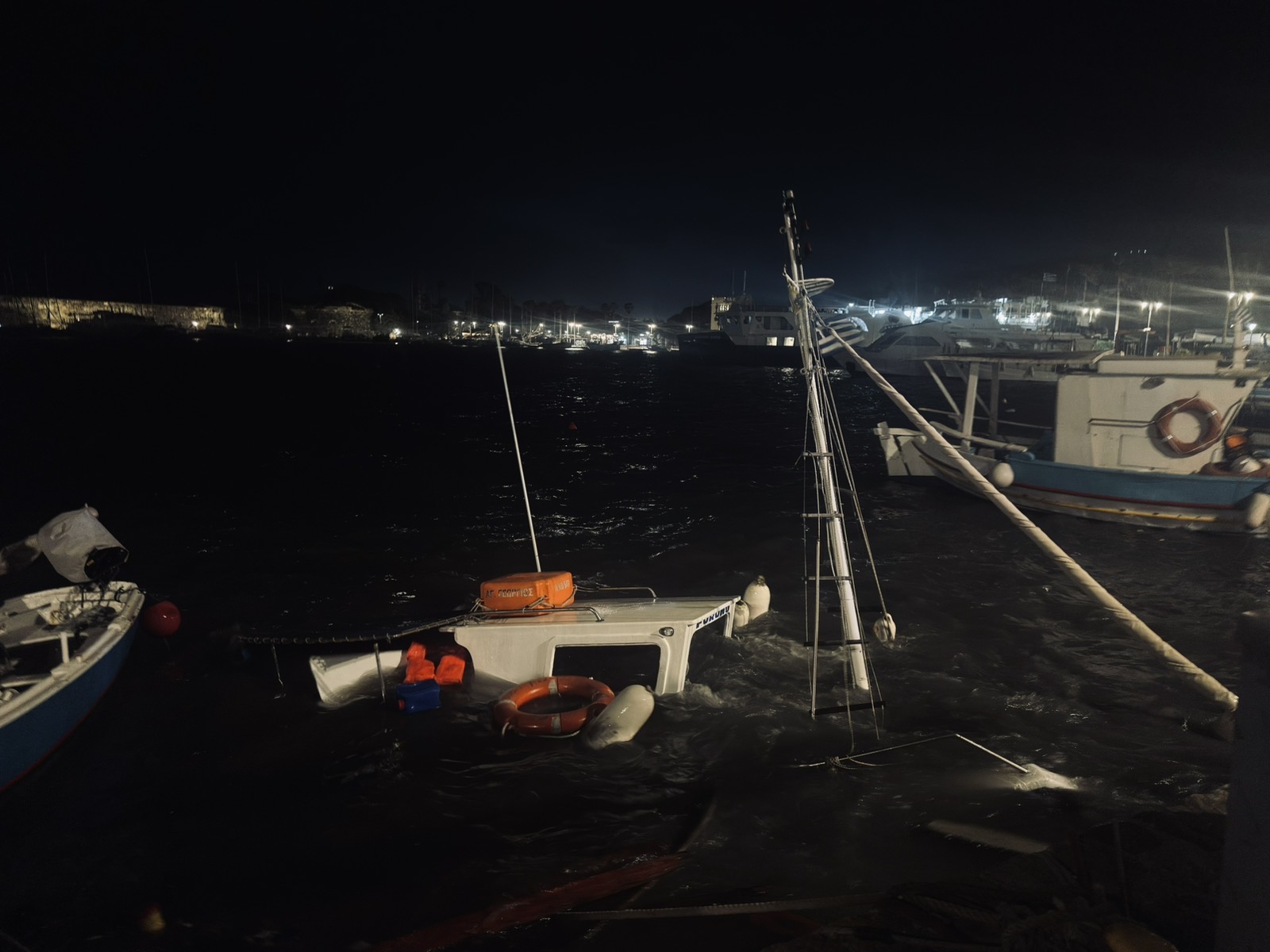 Σφοδρή κακοκαιρία: Σκάφος βυθίστηκε μέσα στο λιμάνι της Κω – Εικόνες καταστροφής