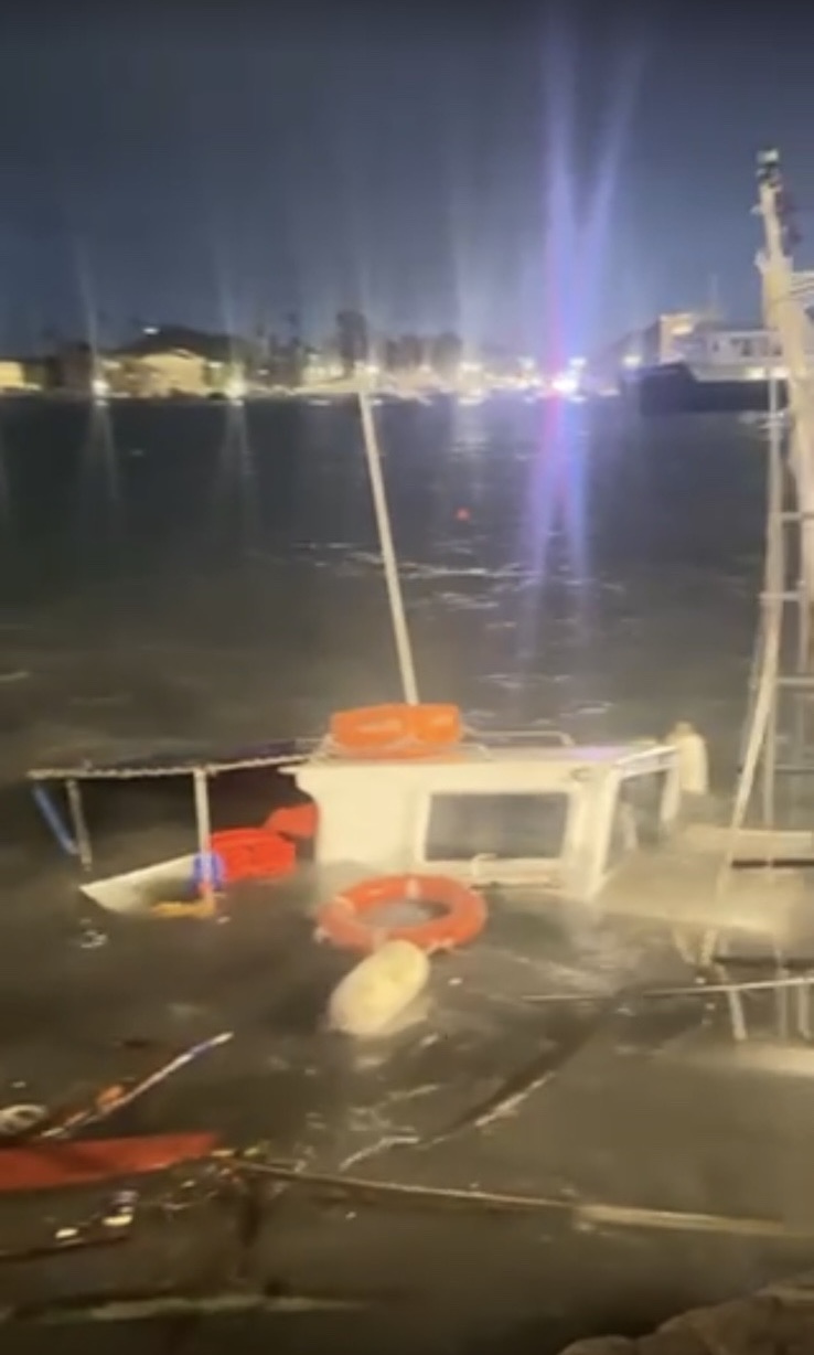 Σφοδρή κακοκαιρία: Σκάφος βυθίστηκε μέσα στο λιμάνι της Κω – Εικόνες καταστροφής