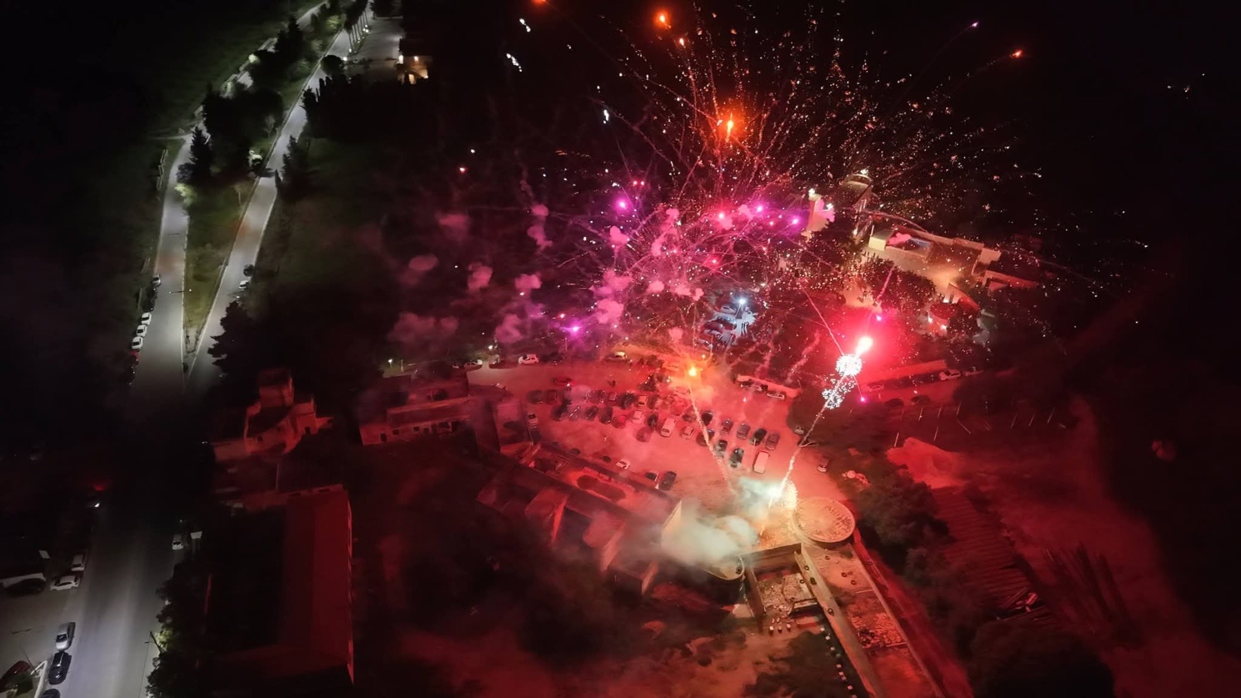 Με μεγαλοπρέπεια και κατάνυξη η Αναστάσιμη νύχτα στην Κω: Το νησί «φωτίστηκε» από το Άγιο Φως