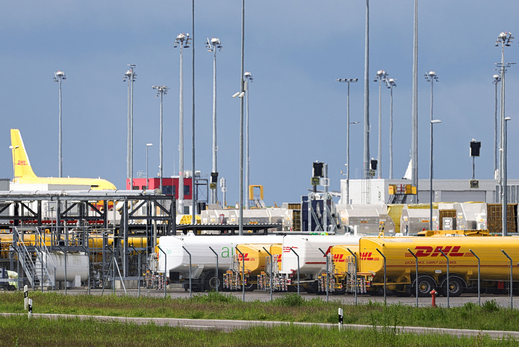 Καμπανάκι από DHL, FedEx και UPS Καμπανάκι από DHL, FedEx και UPS