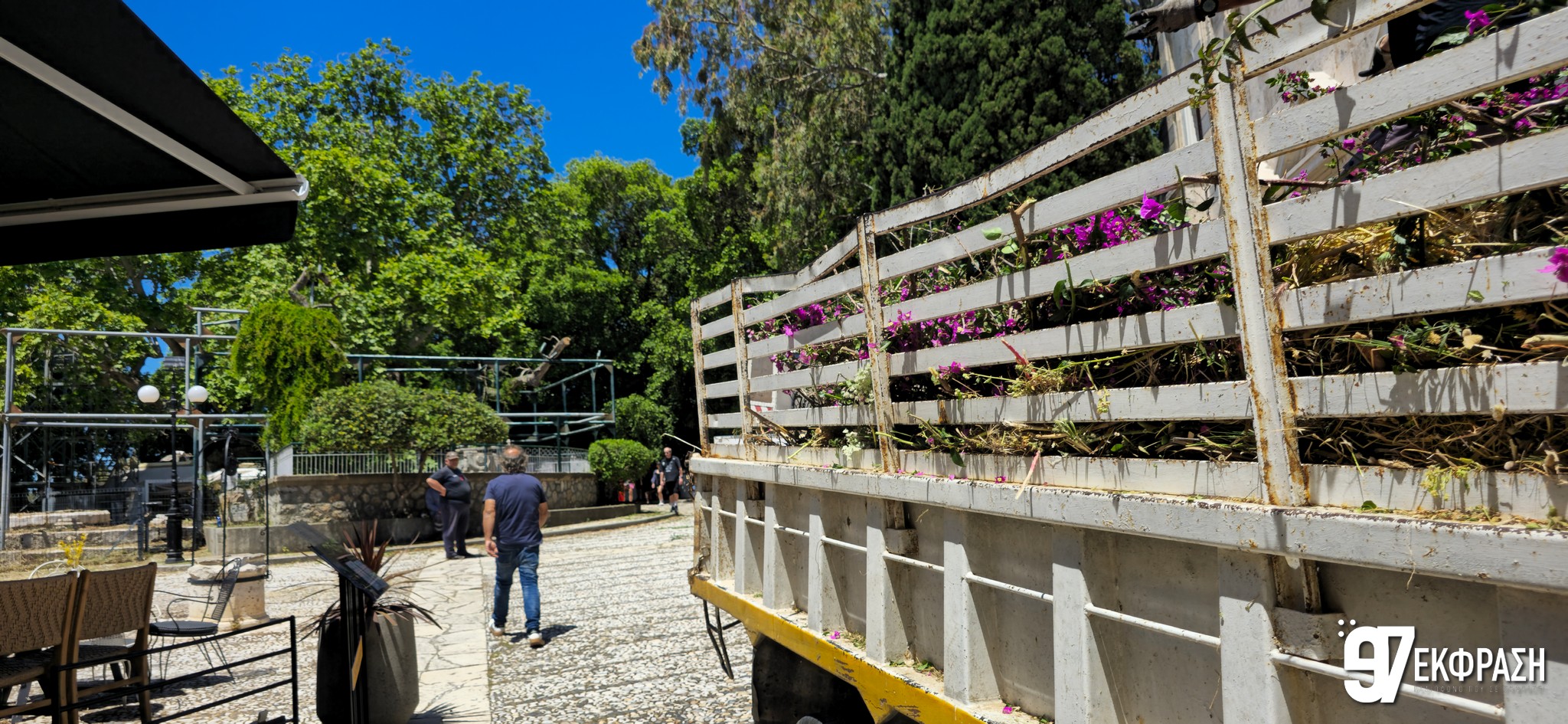 Δράση μετά τα παράπονα – Συνεργεία του Δήμου καθάρισαν την Πλατεία Πλατάνου (Photo & Video)