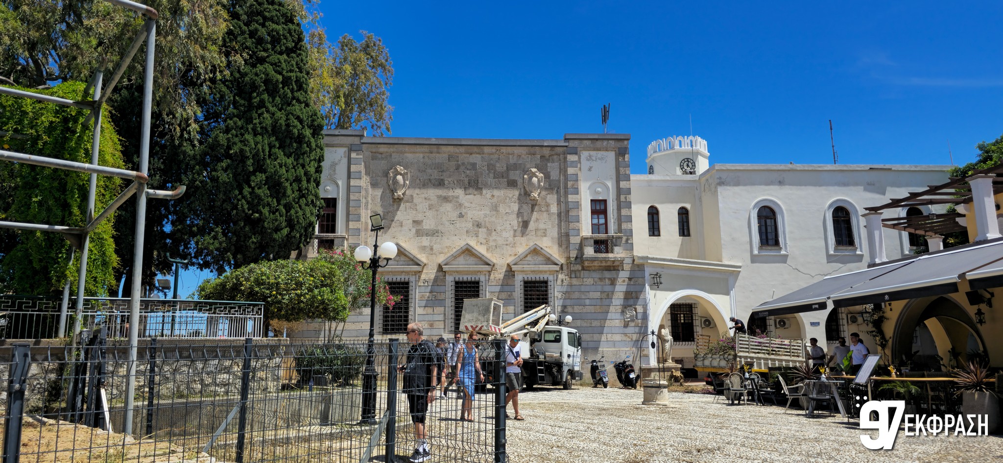 Δράση μετά τα παράπονα – Συνεργεία του Δήμου καθάρισαν την Πλατεία Πλατάνου (Photo & Video)