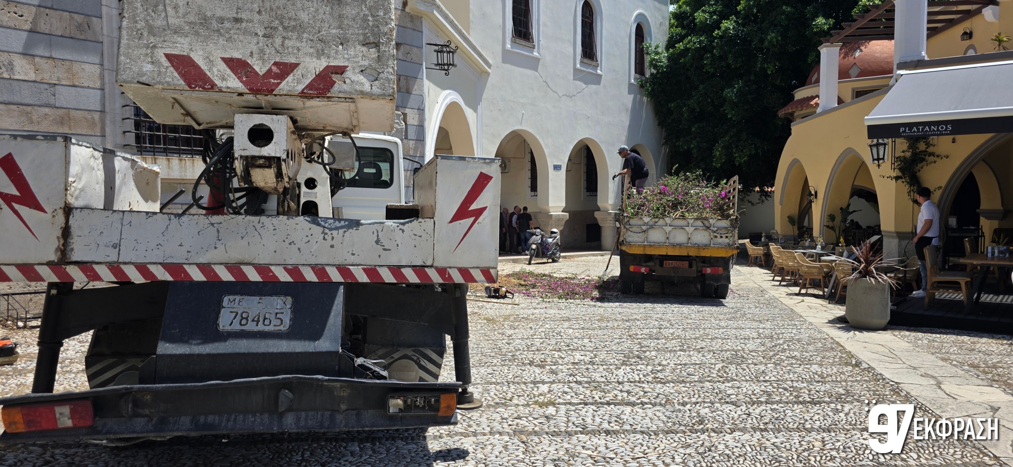 Δράση μετά τα παράπονα – Συνεργεία του Δήμου καθάρισαν την Πλατεία Πλατάνου (Photo & Video)