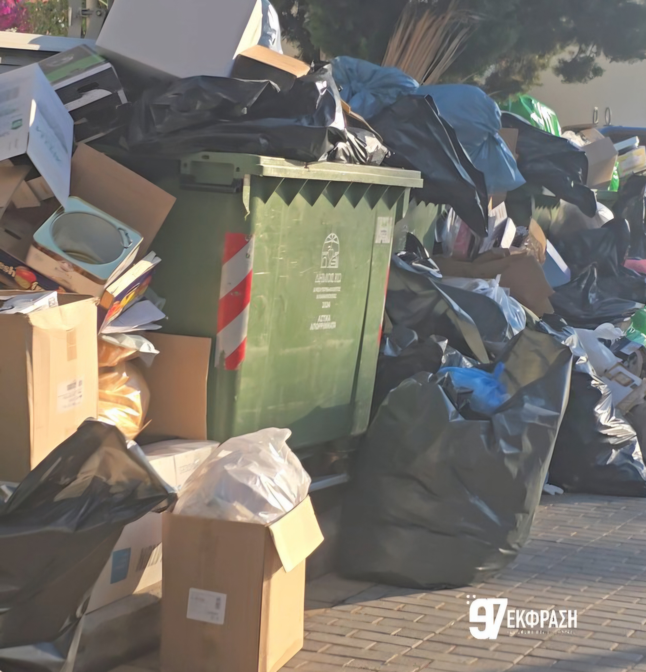 Η πόλη «πνίγεται» στα σκουπίδια – Μια απαράδεκτη εικόνα καθημερινότητας (Photos)