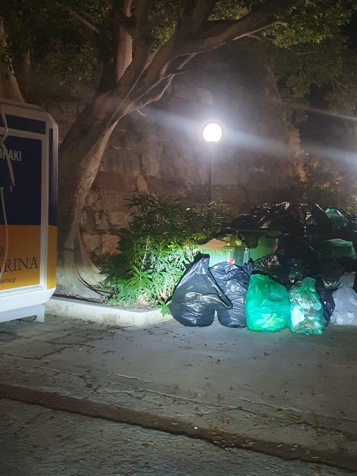 «Πνίγεται» στα σκουπίδια το Λιμάνι της Κω – Σήμα κινδύνου από συμπολίτη μας (Photos)