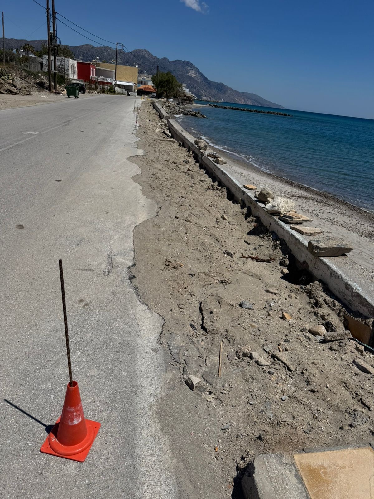 Η σεζόν ξεκίνησε, αλλά όχι στην Καρδάμαινα – Εικόνες εγκατάλειψης στο παραλιακό μέτωπο (photo)