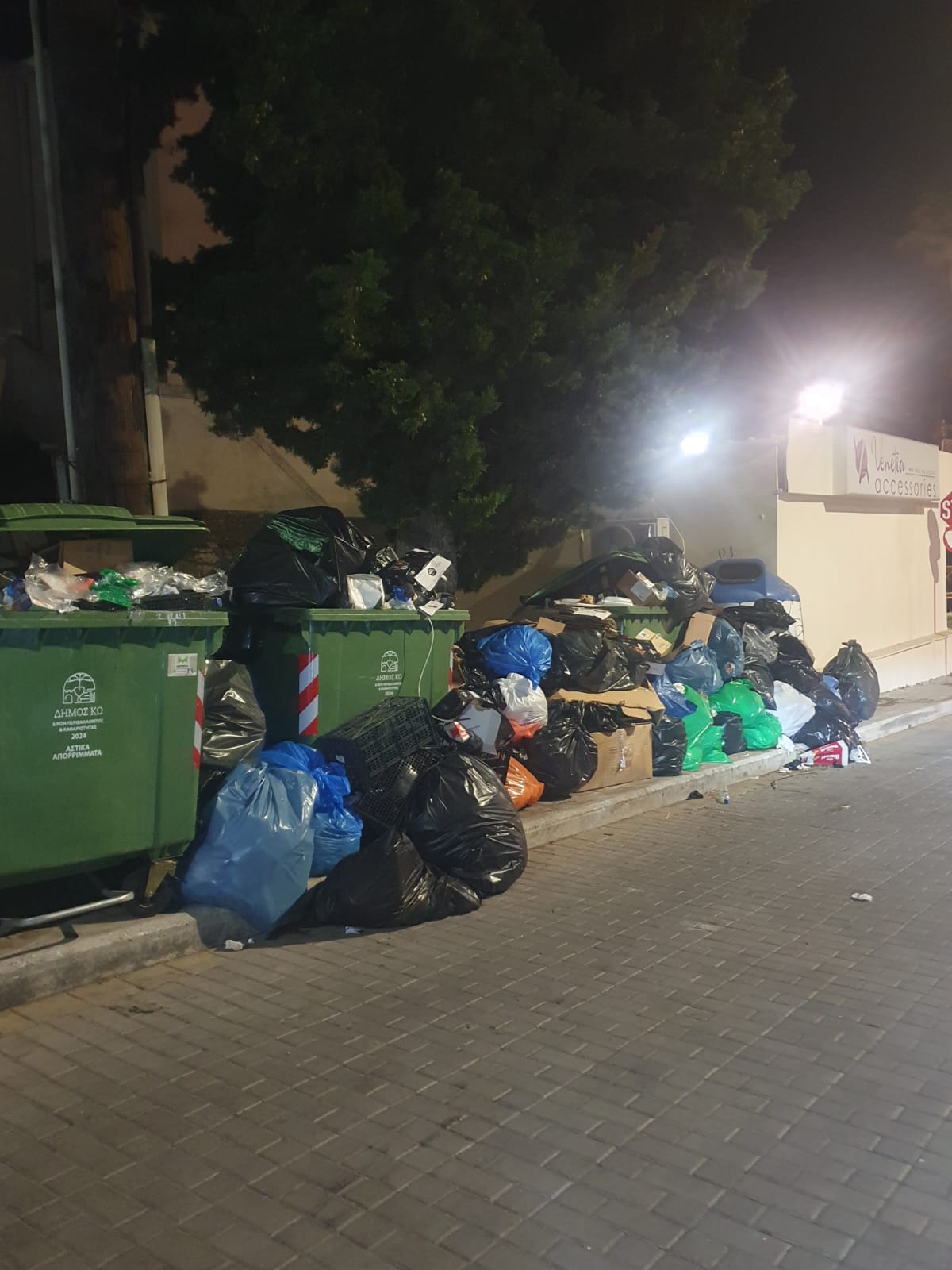 «Πνίγεται» στα σκουπίδια το Λιμάνι της Κω – Σήμα κινδύνου από συμπολίτη μας (Photos)