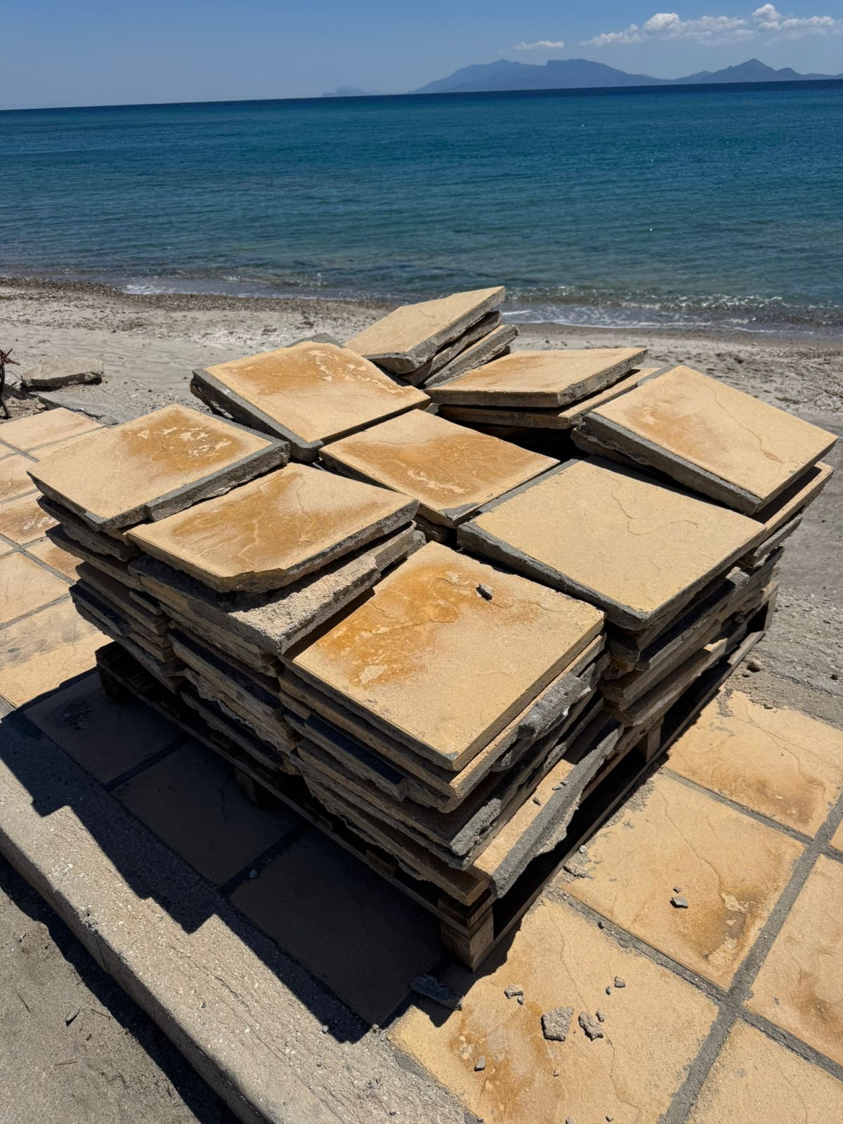 Η σεζόν ξεκίνησε, αλλά όχι στην Καρδάμαινα – Εικόνες εγκατάλειψης στο παραλιακό μέτωπο (photo)