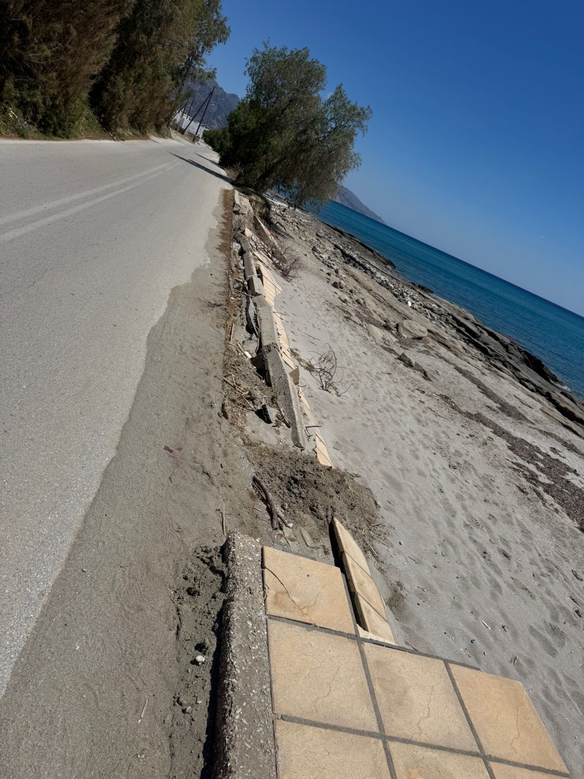 Η σεζόν ξεκίνησε, αλλά όχι στην Καρδάμαινα – Εικόνες εγκατάλειψης στο παραλιακό μέτωπο (photo)