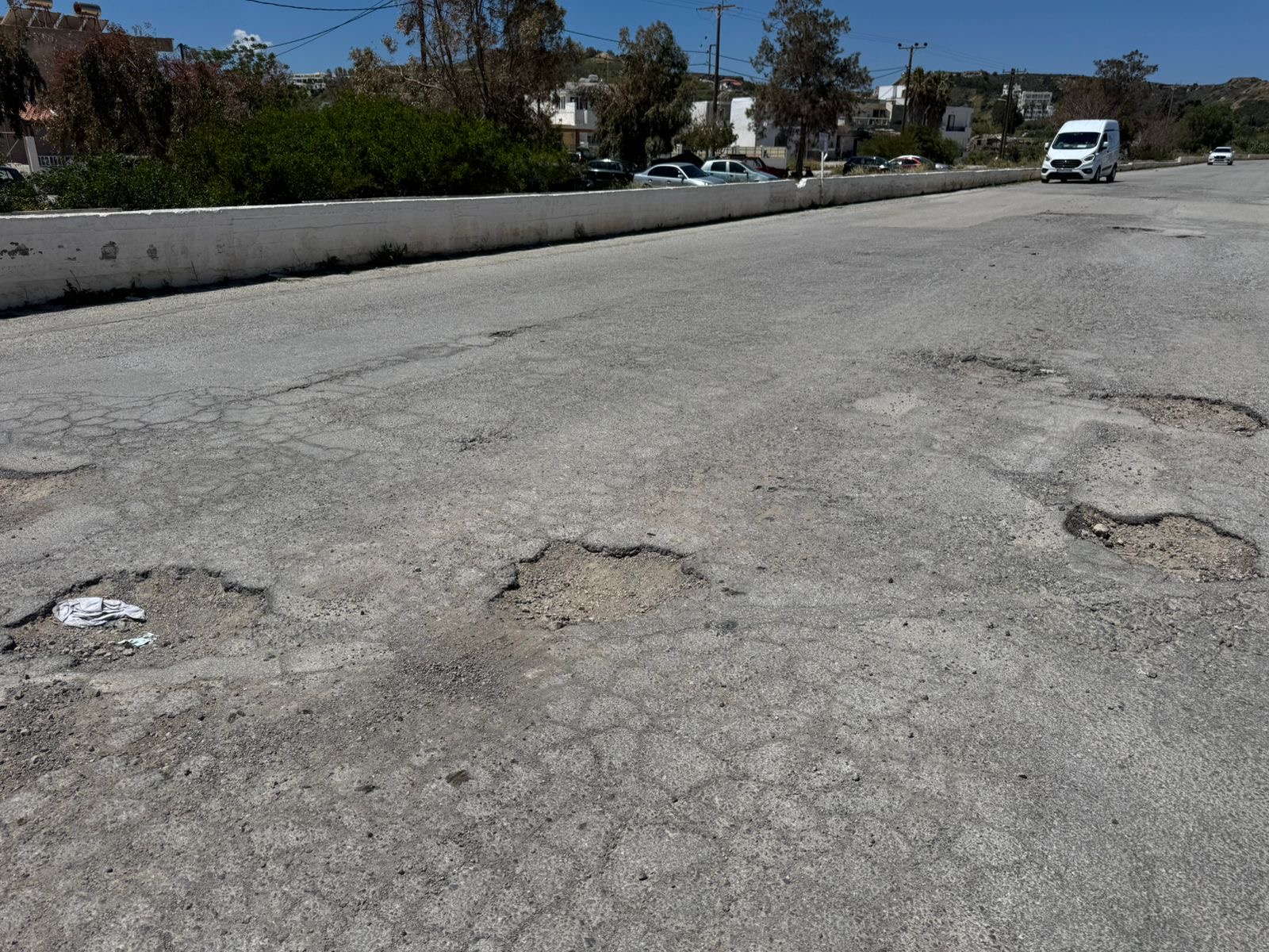 Η σεζόν ξεκίνησε, αλλά όχι στην Καρδάμαινα – Εικόνες εγκατάλειψης στο παραλιακό μέτωπο (photo)