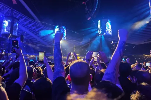 Ιστορική «έκρηξη» στο ΟΑΚΑ: Οι Metallica παρέδωσαν μαθήματα rock μεγαλείου μπροστά σε 85.000 θεατές (Photos & Video)