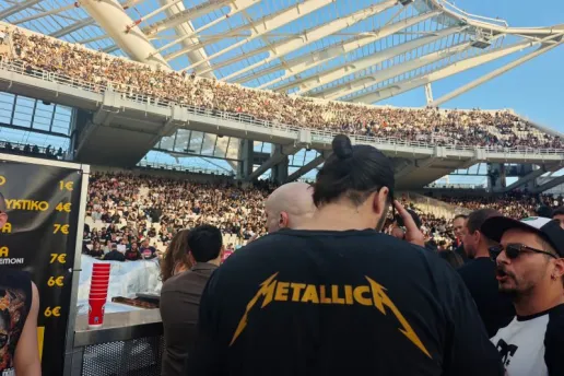 Ιστορική «έκρηξη» στο ΟΑΚΑ: Οι Metallica παρέδωσαν μαθήματα rock μεγαλείου μπροστά σε 85.000 θεατές (Photos & Video)
