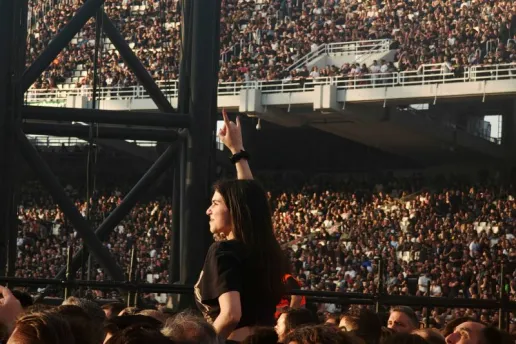 Ιστορική «έκρηξη» στο ΟΑΚΑ: Οι Metallica παρέδωσαν μαθήματα rock μεγαλείου μπροστά σε 85.000 θεατές (Photos & Video)