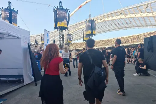 Ιστορική «έκρηξη» στο ΟΑΚΑ: Οι Metallica παρέδωσαν μαθήματα rock μεγαλείου μπροστά σε 85.000 θεατές (Photos & Video)