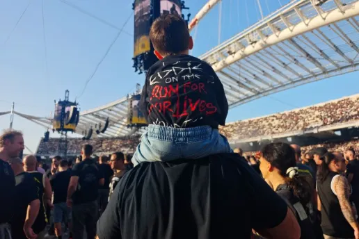 Ιστορική «έκρηξη» στο ΟΑΚΑ: Οι Metallica παρέδωσαν μαθήματα rock μεγαλείου μπροστά σε 85.000 θεατές (Photos & Video)