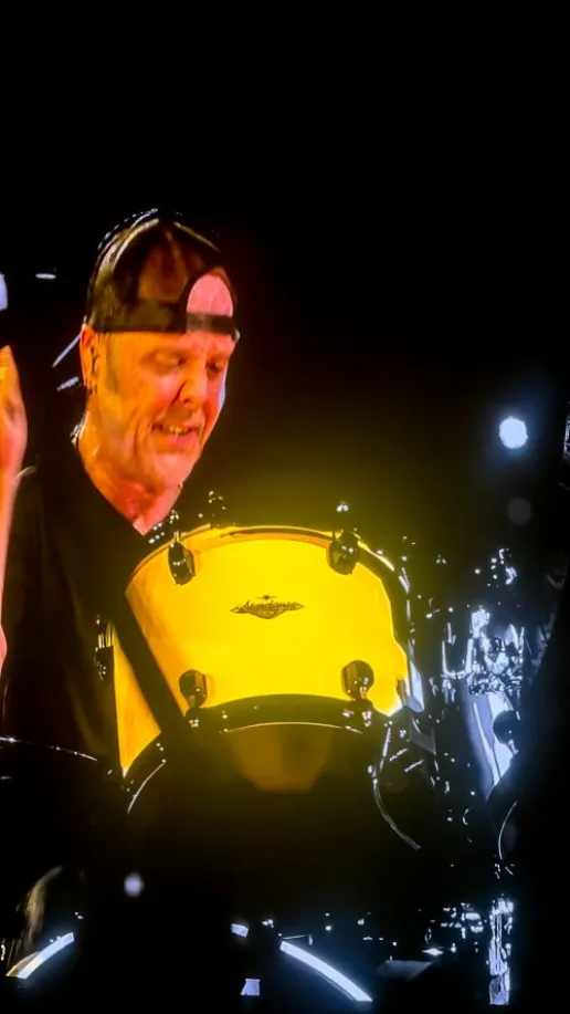 Ιστορική «έκρηξη» στο ΟΑΚΑ: Οι Metallica παρέδωσαν μαθήματα rock μεγαλείου μπροστά σε 85.000 θεατές (Photos & Video)