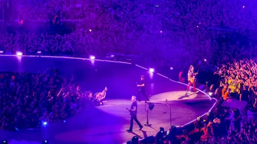 Ιστορική «έκρηξη» στο ΟΑΚΑ: Οι Metallica παρέδωσαν μαθήματα rock μεγαλείου μπροστά σε 85.000 θεατές (Photos & Video)