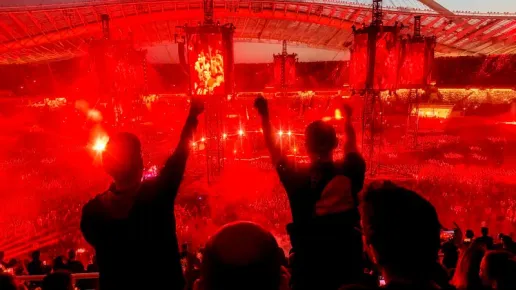 Ιστορική «έκρηξη» στο ΟΑΚΑ: Οι Metallica παρέδωσαν μαθήματα rock μεγαλείου μπροστά σε 85.000 θεατές (Photos & Video)