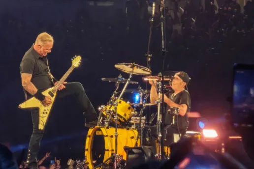 Ιστορική «έκρηξη» στο ΟΑΚΑ: Οι Metallica παρέδωσαν μαθήματα rock μεγαλείου μπροστά σε 85.000 θεατές (Photos & Video)