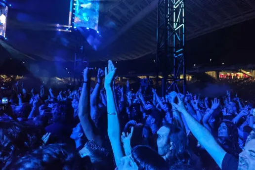 Ιστορική «έκρηξη» στο ΟΑΚΑ: Οι Metallica παρέδωσαν μαθήματα rock μεγαλείου μπροστά σε 85.000 θεατές (Photos & Video)