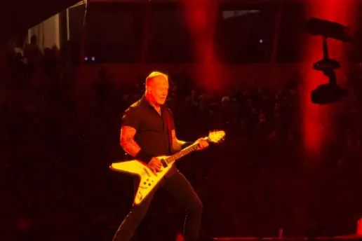 Ιστορική «έκρηξη» στο ΟΑΚΑ: Οι Metallica παρέδωσαν μαθήματα rock μεγαλείου μπροστά σε 85.000 θεατές (Photos & Video)