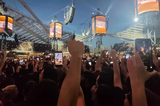 Ιστορική «έκρηξη» στο ΟΑΚΑ: Οι Metallica παρέδωσαν μαθήματα rock μεγαλείου μπροστά σε 85.000 θεατές (Photos & Video)