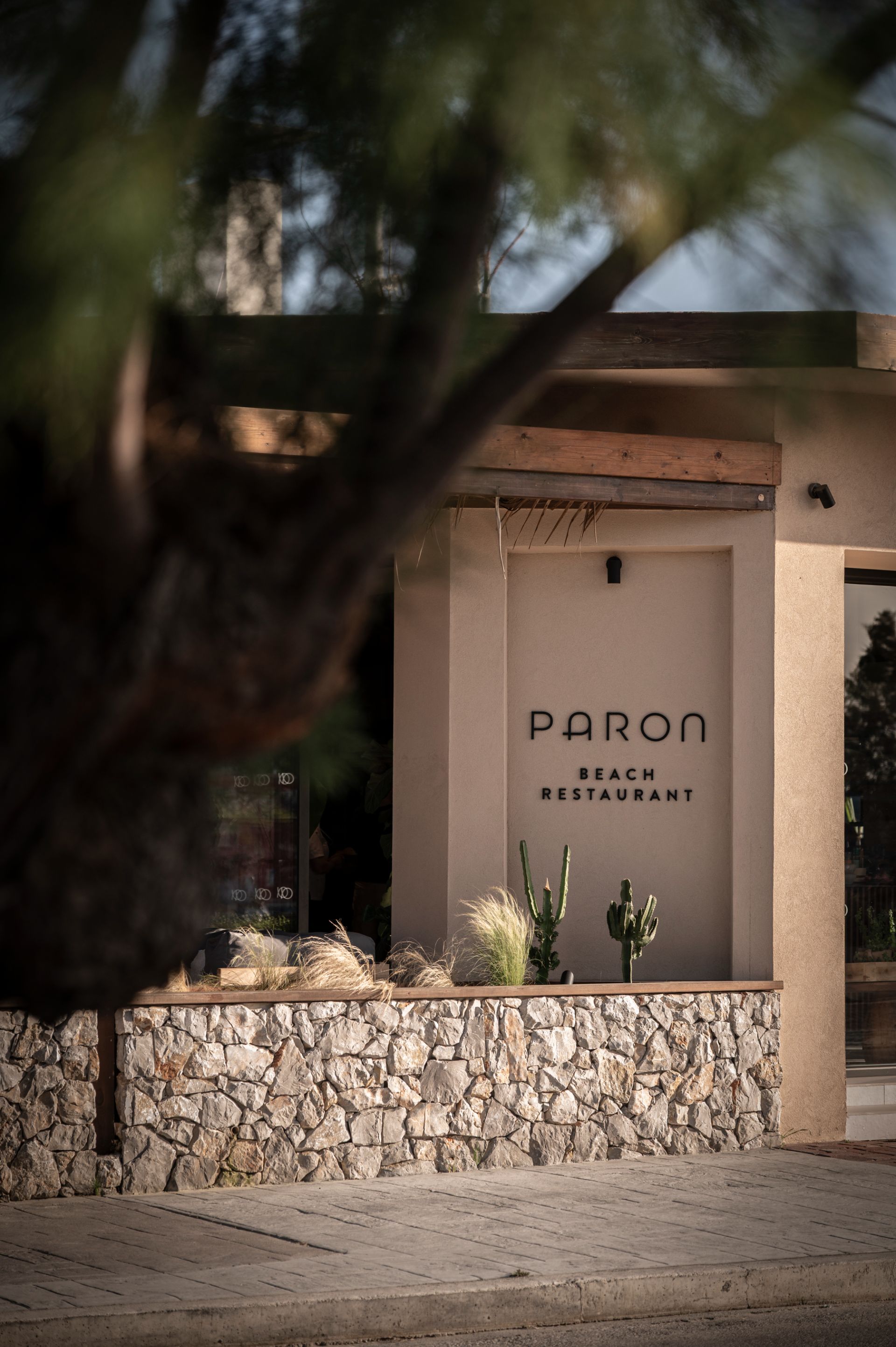 Paron Beach Restaurant: Ζώντας το απόλυτο μεσογειακό «παρόν» στο κοσμοπολίτικο Τιγκάκι!