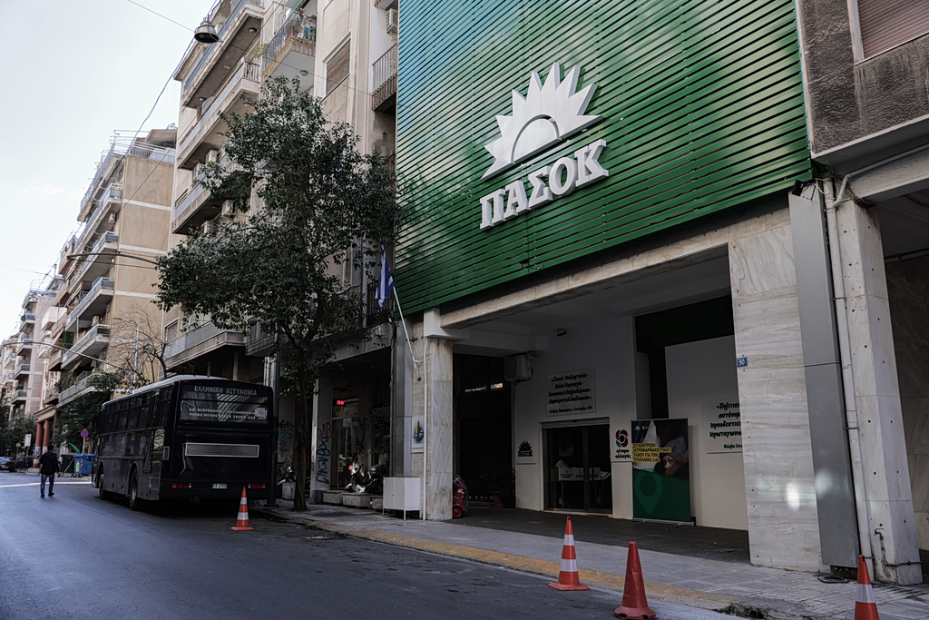 ΠΑΣΟΚ: Ασκήσεις ψυχραιμίας στη Χαριλάου Τρικούπη ΠΑΣΟΚ: Ασκήσεις ψυχραιμίας στη Χαριλάου Τρικούπη