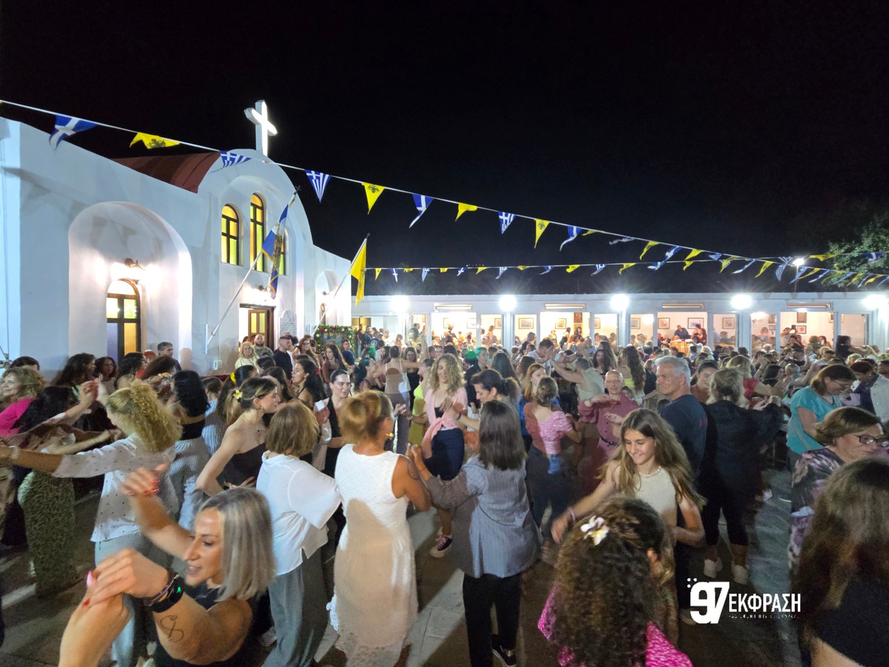 Κοσμοσυρροή στο πανηγύρι των Αγίων Πάντων στο Παραδείσι – Κατάνυξη, κέφι και μουσική τα χαρακτηριστικά της βραδιάς (Φωτο)