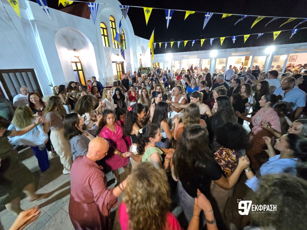 Κοσμοσυρροή στο πανηγύρι των Αγίων Πάντων στο Παραδείσι – Κατάνυξη, κέφι και μουσική τα χαρακτηριστικά της βραδιάς (Φωτο)