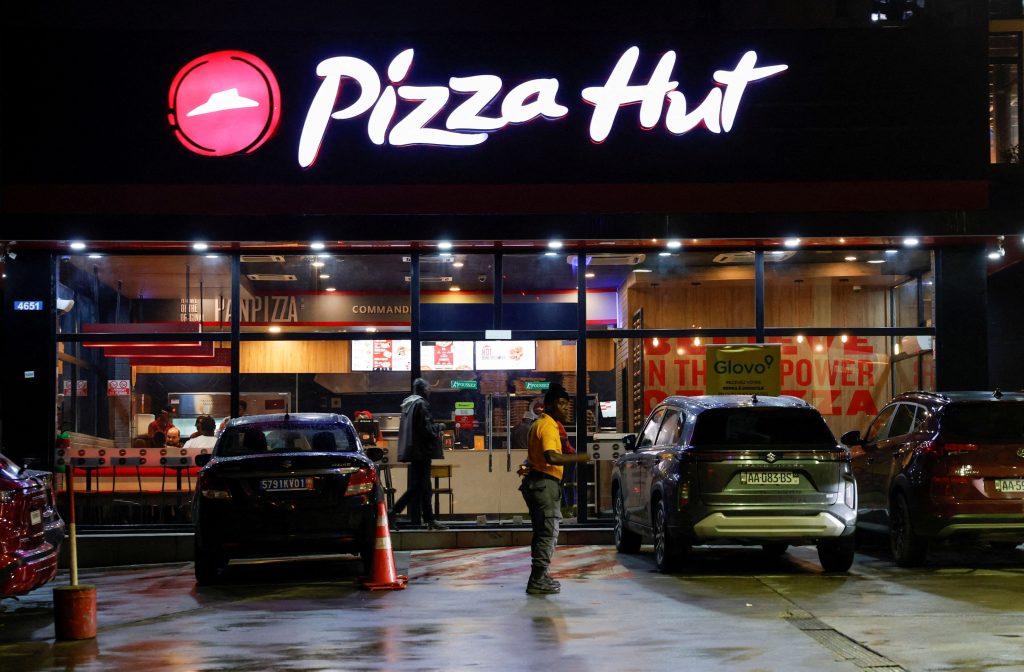 Η Yum πουλάει την Pizza Hut έναντι 2,7 δισ. δολαρίων Η Yum πουλάει την Pizza Hut έναντι 2,7 δισ. δολαρίων