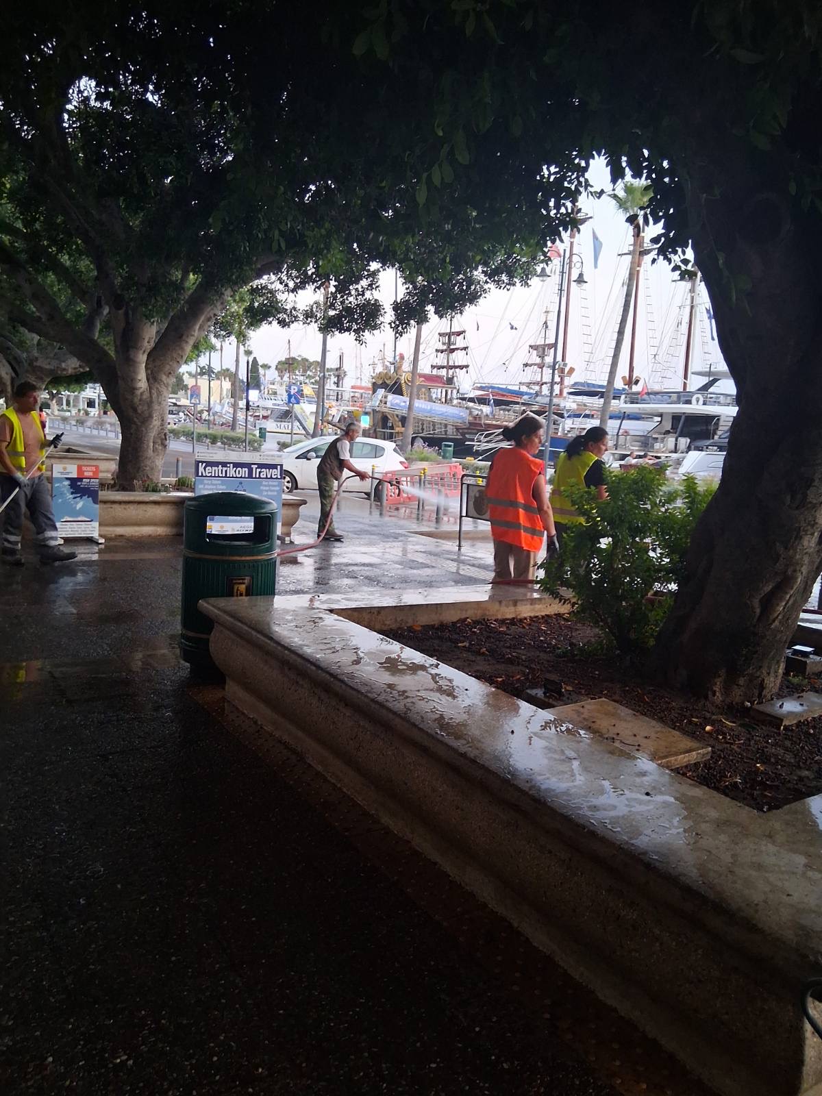 Επιχείρηση καθαρισμού στην Ακτή Κουντουριώτη