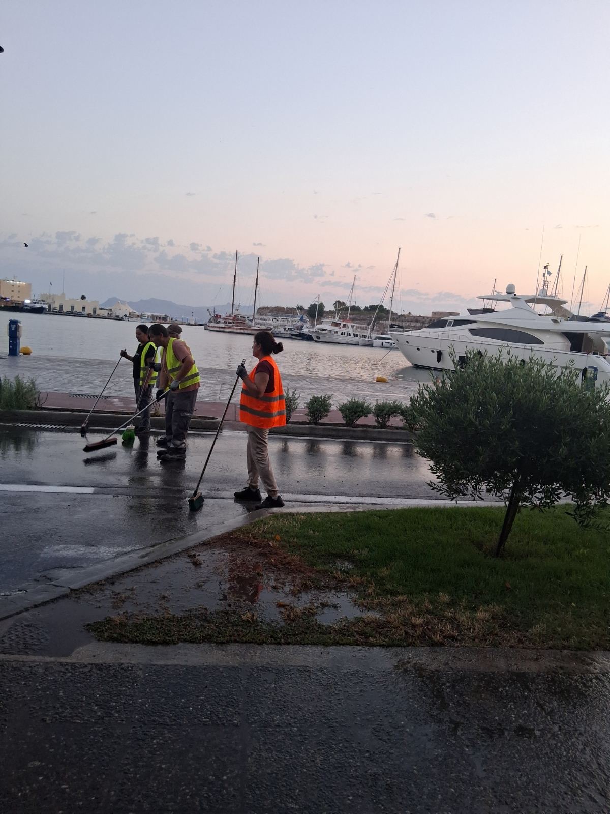 Επιχείρηση καθαρισμού στην Ακτή Κουντουριώτη