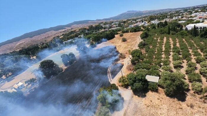 Συναγερμός στην Κω: Δυνατή φωτιά στο Ψαλίδι δίπλα σε ξενοδοχείο – Μάχη της πυροσβεστικής με τις φλόγες και τον χρόνο (Photo)