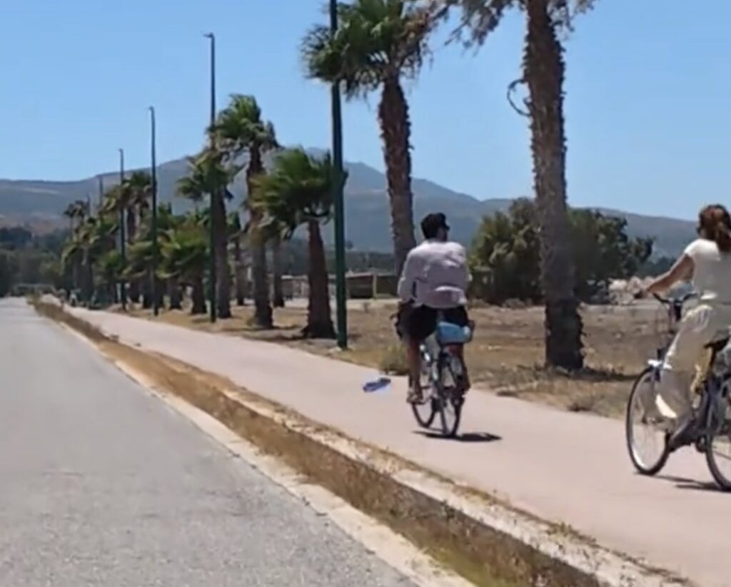 Κως: Παράδειγμα προς μίμηση ! Ιταλός τουρίστας επέστρεψε για να μαζέψει πλαστικό μπουκάλι που έπεσε από το ποδήλατό του
