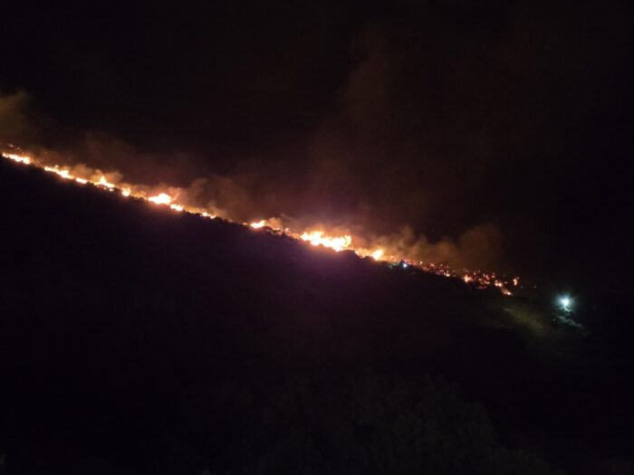 Πύρινος εφιάλτης στην Κάλυμνο – Μάχη με τις φλόγες και ενισχύσεις από την Κω – Άρχισε να τίθεται υπό έλεγχο αργά το βράδυ της Πέμπτης (Photos)