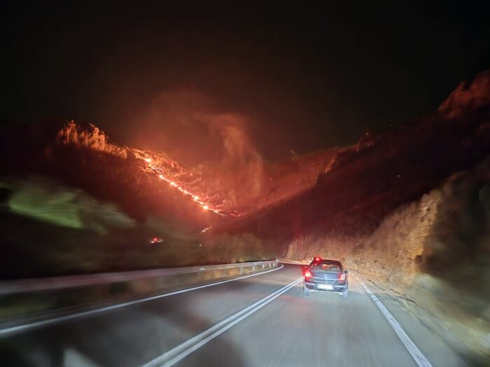 Πύρινος εφιάλτης στην Κάλυμνο – Μάχη με τις φλόγες και ενισχύσεις από την Κω – Άρχισε να τίθεται υπό έλεγχο αργά το βράδυ της Πέμπτης (Photos)