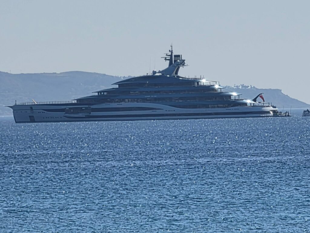 «Δέος» για το εντυπωσιακό «MY Deep Blue» κατέπλευσε στα νερά του όρμου της Κεφάλου
