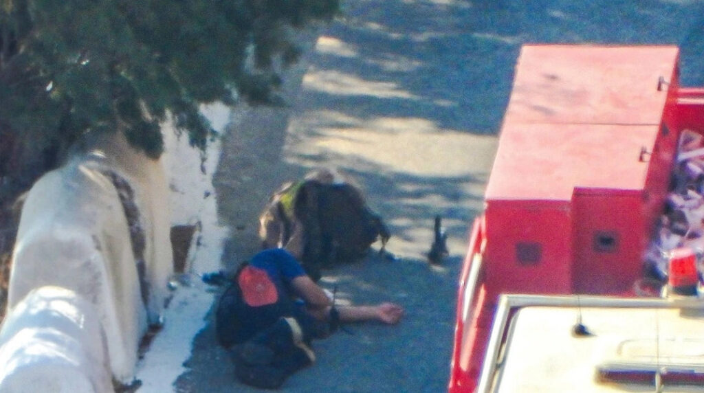 Κάλυμνος: Εξαντλημένοι πυροσβέστες ξάπλωσαν στον δρόμο μετά τη μάχη με τις φλόγες    Πηγή:www.dimokratiki.gr