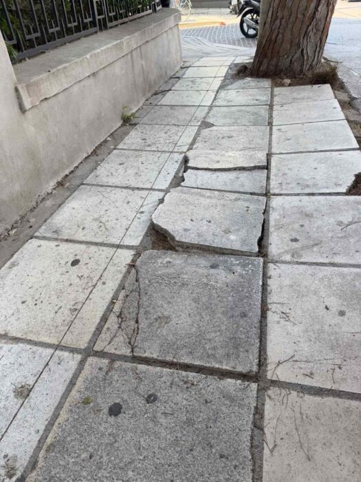 «Παγίδα» το πεζοδρόμιο έξω από το Νοσοκομείο Κω – Ατύχημα συμπολίτισσάς μας