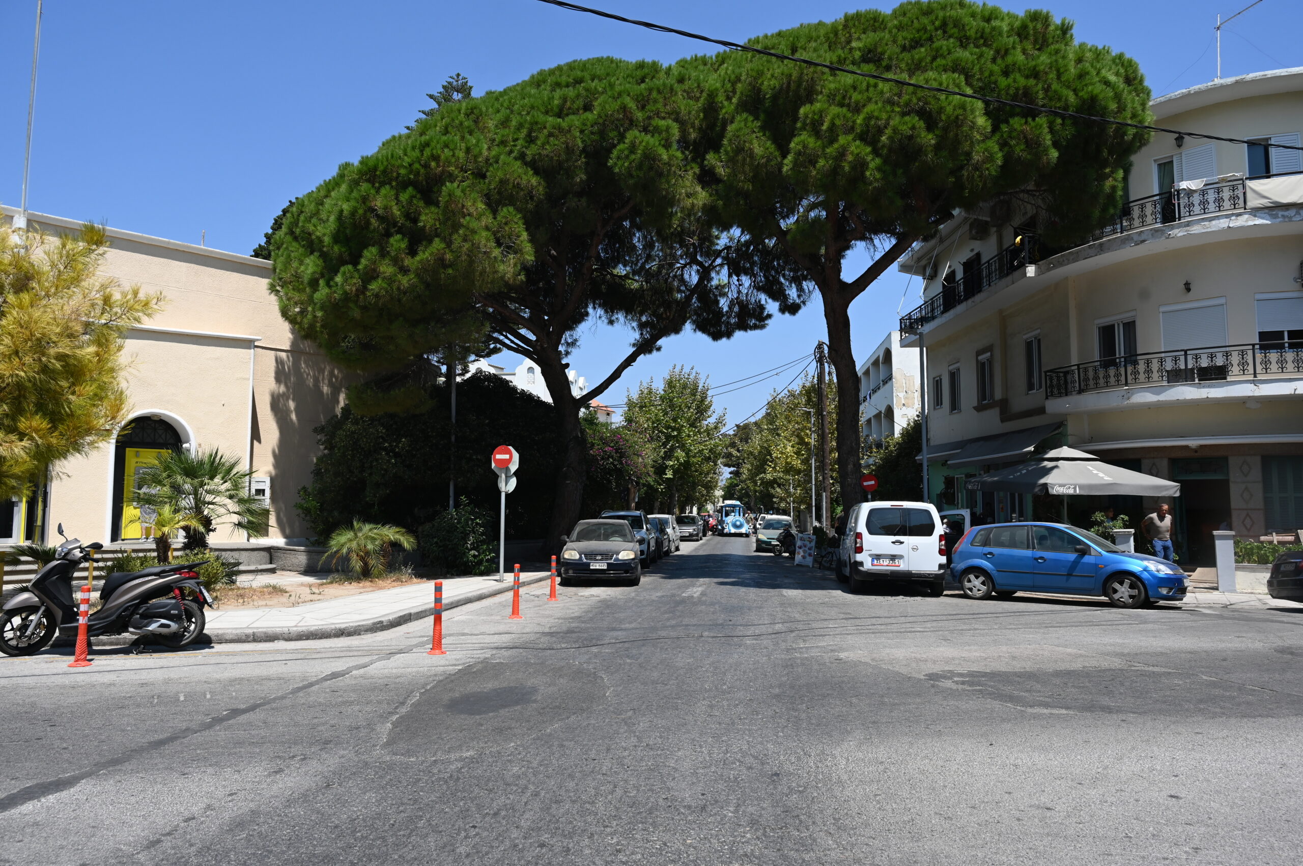 «Κόλλησε» το τουριστικό τρενάκι στα στενά της Κω: Δεν χωρούσε να περάσει ανάμεσα στα παρκαρισμένα!