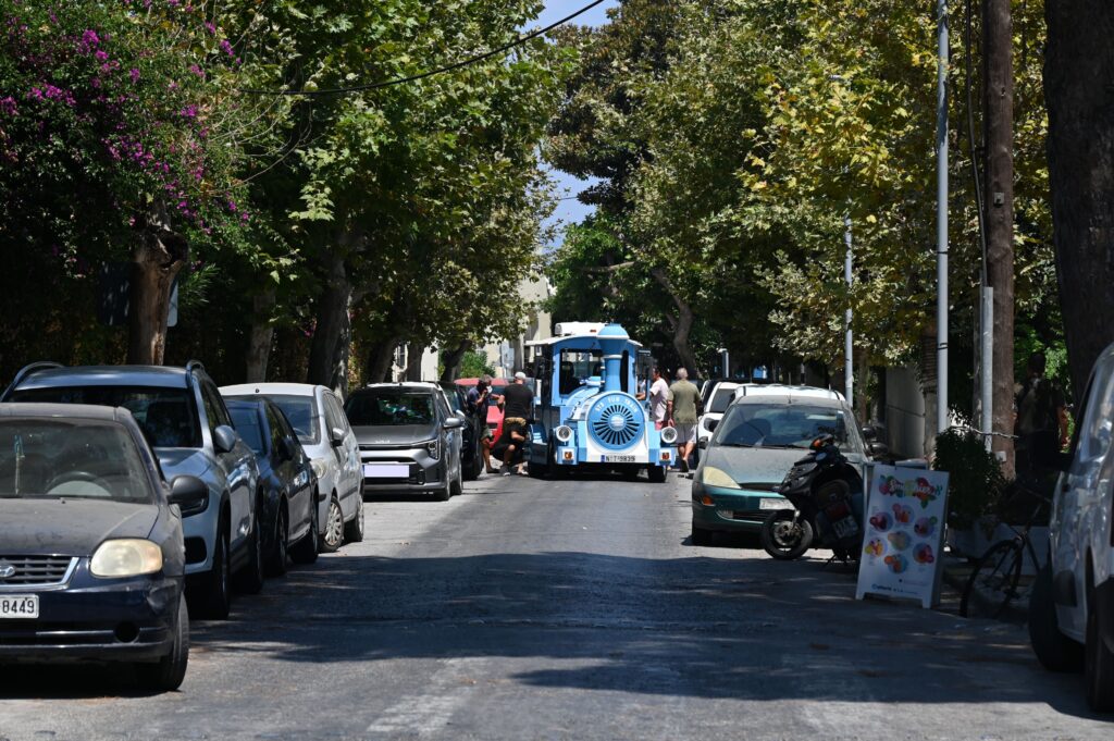 «Κόλλησε» το τουριστικό τρενάκι στα στενά της Κω: Δεν χωρούσε να περάσει ανάμεσα στα παρκαρισμένα!